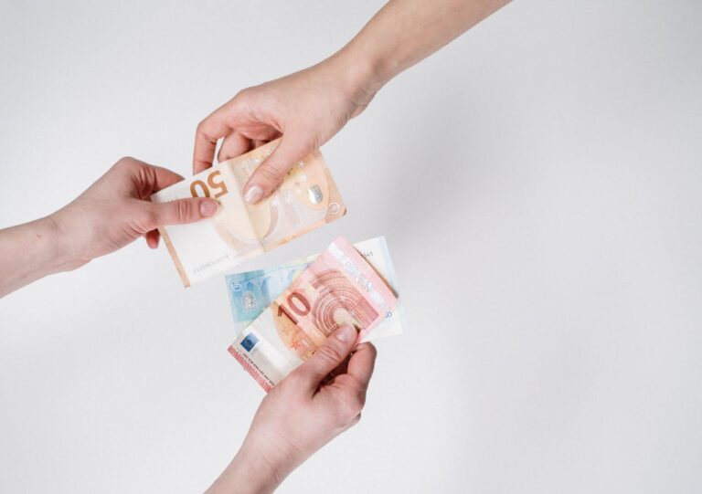 Ανταλλαγή χαρτονομισμάτων ευρώ μεταξύ δύο ανθρώπων – φυσικά μετρητά