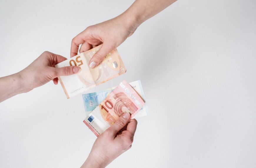 Ανταλλαγή χαρτονομισμάτων ευρώ μεταξύ δύο ανθρώπων – φυσικά μετρητά
