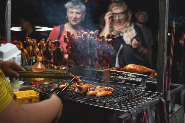 Ψητά σε καντίνα street food – κόσμος παρακολουθεί την προετοιμασία