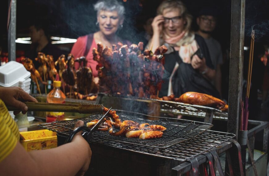 Ψητά σε καντίνα street food – κόσμος παρακολουθεί την προετοιμασία