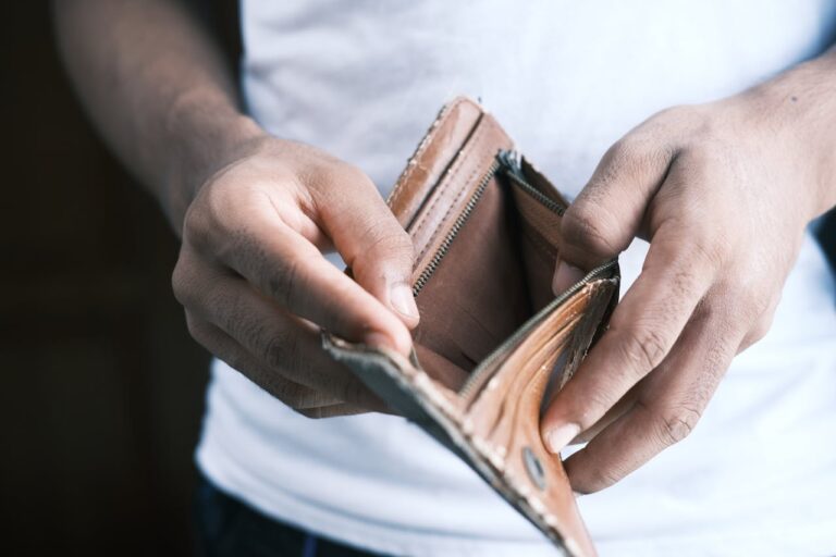 Άδειο πορτοφόλι στα χέρια πολίτη – Ελλάδα 2025
