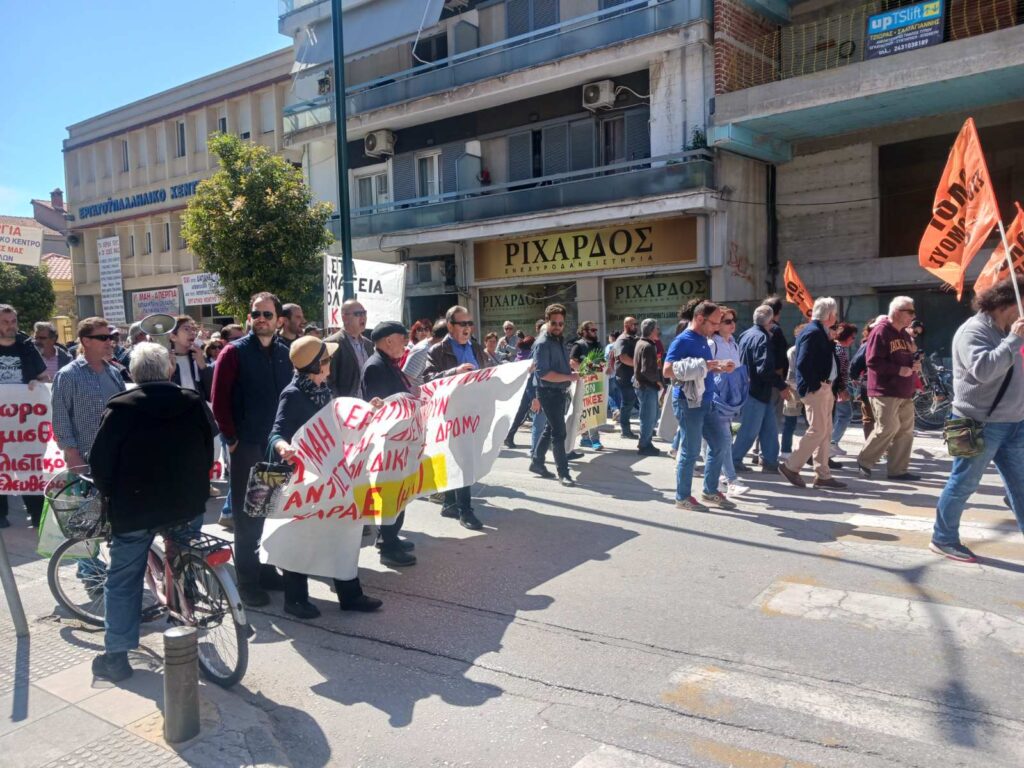 Δυναμική συγκέντρωση στο Εργατικό Κέντρο Τρικάλων
