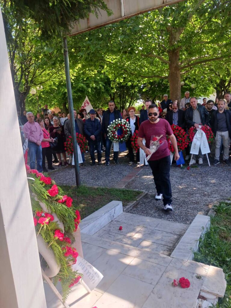 Πρωτομαγιάτικη συγκέντρωση και κατάθεση στεφάνων στο Εργατικό Κέντρο Τρικάλων – Φωτογραφικά στιγμιότυπα από την πορεία, τους ομιλητές και το μνημείο του Εργάτη