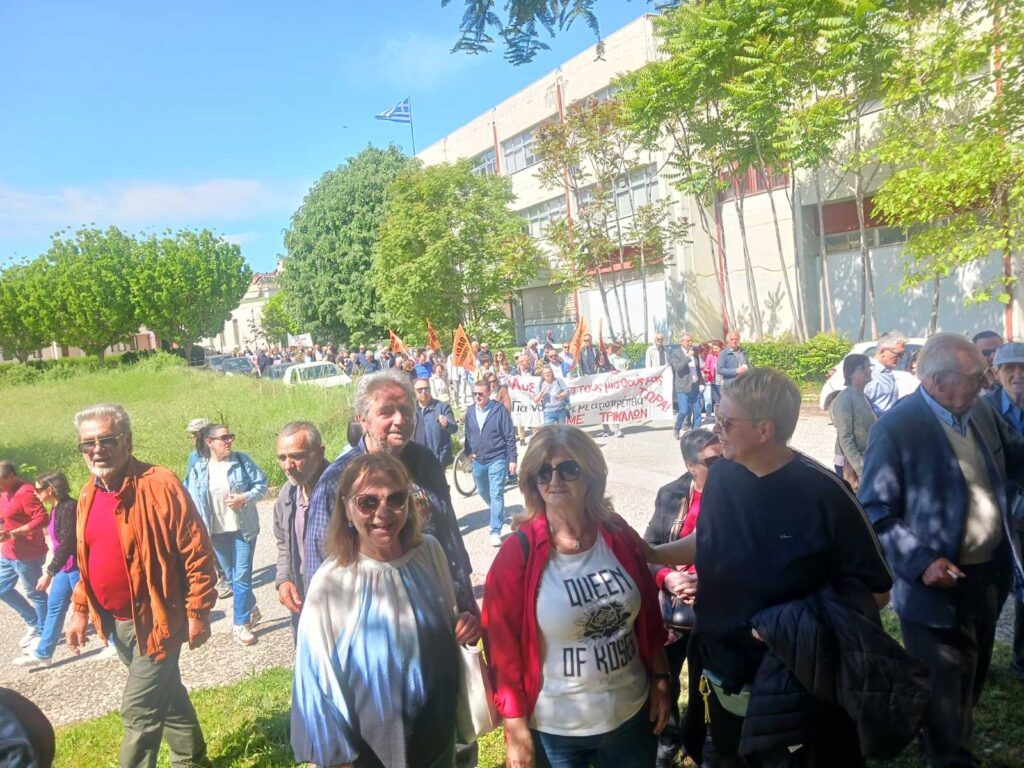 Πρωτομαγιάτικη συγκέντρωση και κατάθεση στεφάνων στο Εργατικό Κέντρο Τρικάλων – Φωτογραφικά στιγμιότυπα από την πορεία, τους ομιλητές και το μνημείο του Εργάτη