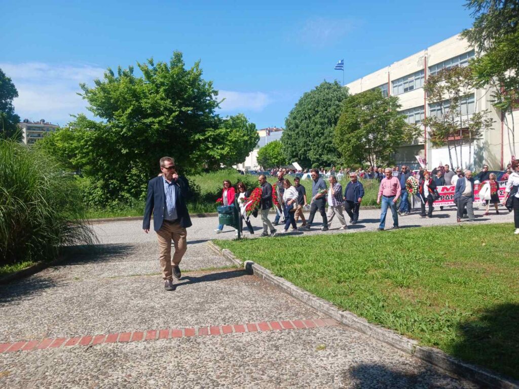 Πρωτομαγιάτικη συγκέντρωση και κατάθεση στεφάνων στο Εργατικό Κέντρο Τρικάλων – Φωτογραφικά στιγμιότυπα από την πορεία, τους ομιλητές και το μνημείο του Εργάτη