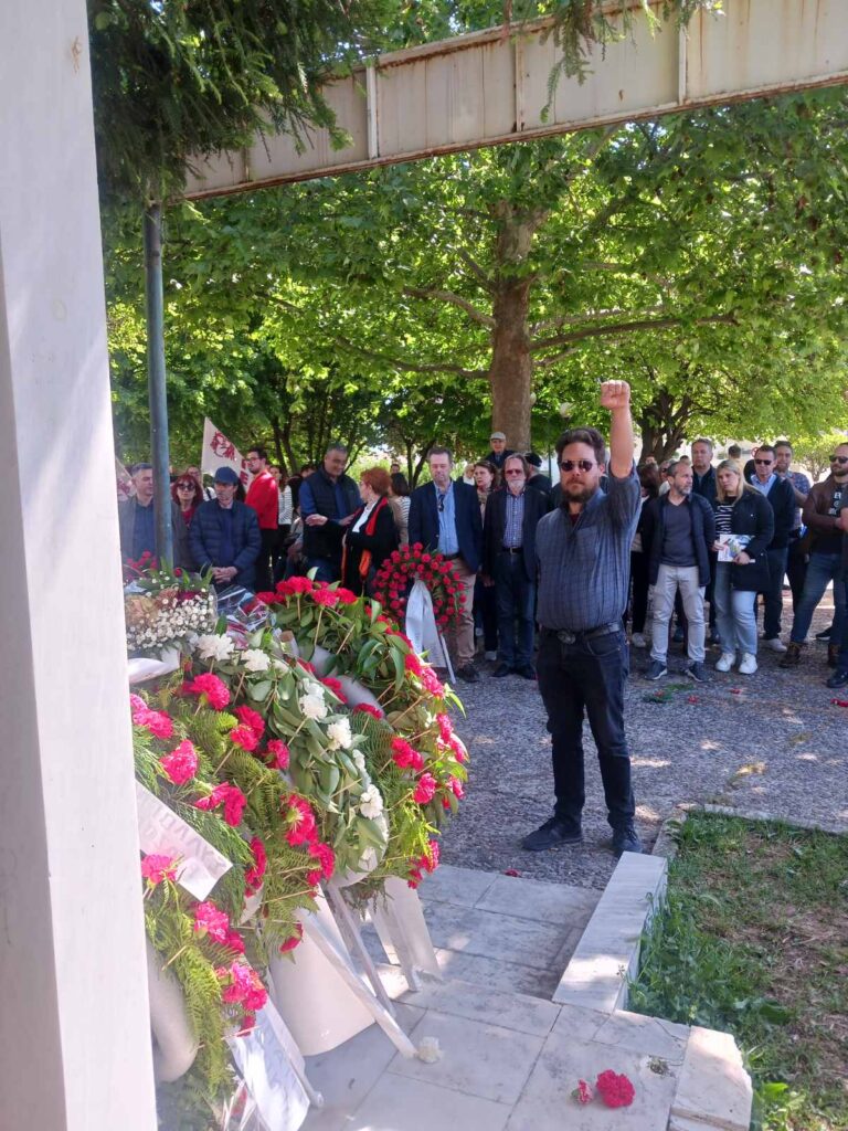 Πρωτομαγιάτικη συγκέντρωση και κατάθεση στεφάνων στο Εργατικό Κέντρο Τρικάλων – Φωτογραφικά στιγμιότυπα από την πορεία, τους ομιλητές και το μνημείο του Εργάτη