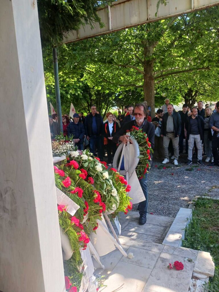 Πρωτομαγιάτικη συγκέντρωση και κατάθεση στεφάνων στο Εργατικό Κέντρο Τρικάλων – Φωτογραφικά στιγμιότυπα από την πορεία, τους ομιλητές και το μνημείο του Εργάτη