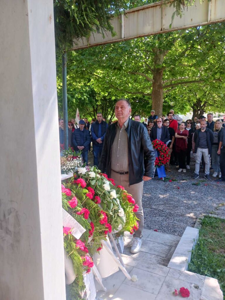 Πρωτομαγιάτικη συγκέντρωση και κατάθεση στεφάνων στο Εργατικό Κέντρο Τρικάλων – Φωτογραφικά στιγμιότυπα από την πορεία, τους ομιλητές και το μνημείο του Εργάτη