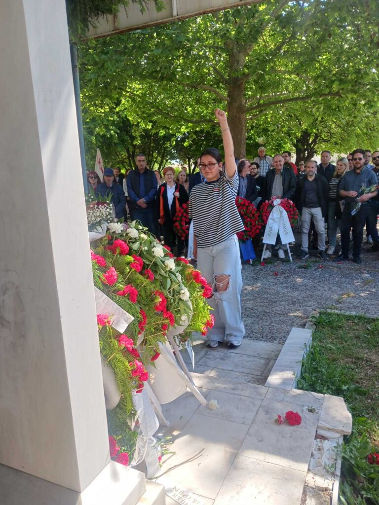 Πρωτομαγιάτικη συγκέντρωση και κατάθεση στεφάνων στο Εργατικό Κέντρο Τρικάλων – Φωτογραφικά στιγμιότυπα από την πορεία, τους ομιλητές και το μνημείο του Εργάτη