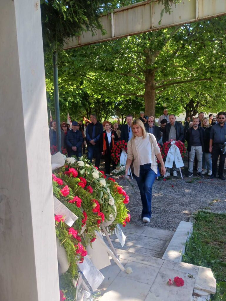 Πρωτομαγιάτικη συγκέντρωση και κατάθεση στεφάνων στο Εργατικό Κέντρο Τρικάλων – Φωτογραφικά στιγμιότυπα από την πορεία, τους ομιλητές και το μνημείο του Εργάτη