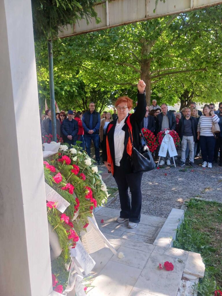 Πρωτομαγιάτικη συγκέντρωση και κατάθεση στεφάνων στο Εργατικό Κέντρο Τρικάλων – Φωτογραφικά στιγμιότυπα από την πορεία, τους ομιλητές και το μνημείο του Εργάτη