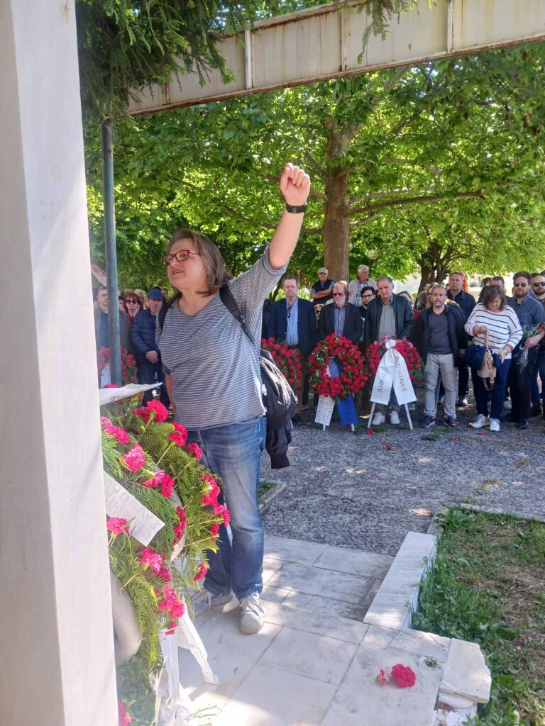 Πρωτομαγιάτικη συγκέντρωση και κατάθεση στεφάνων στο Εργατικό Κέντρο Τρικάλων – Φωτογραφικά στιγμιότυπα από την πορεία, τους ομιλητές και το μνημείο του Εργάτη