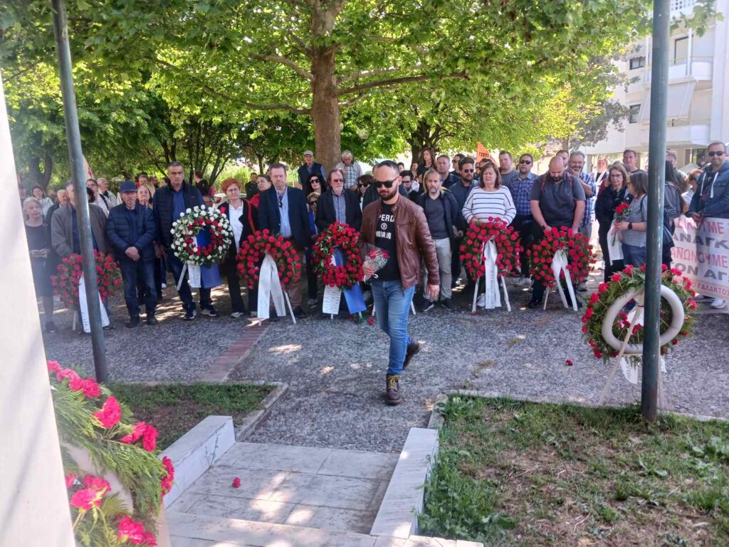 Πρωτομαγιάτικη συγκέντρωση και κατάθεση στεφάνων στο Εργατικό Κέντρο Τρικάλων – Φωτογραφικά στιγμιότυπα από την πορεία, τους ομιλητές και το μνημείο του Εργάτη