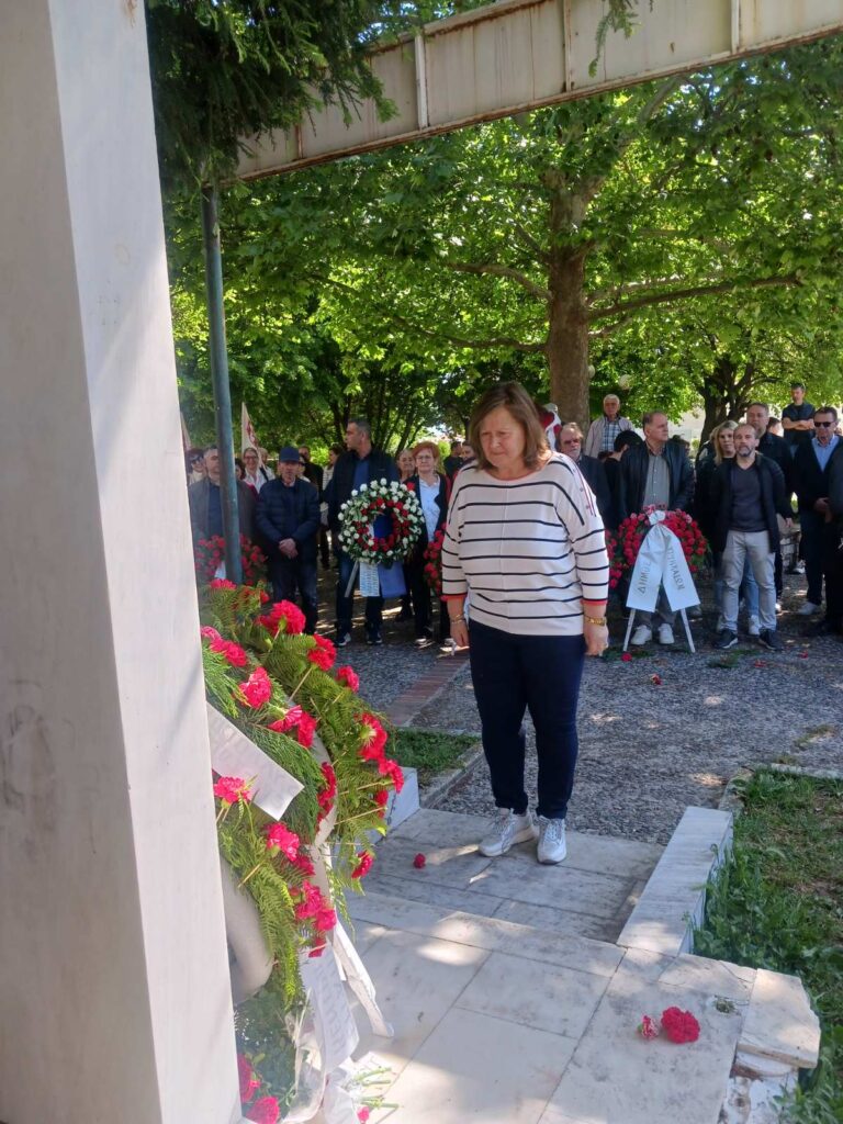 Πρωτομαγιάτικη συγκέντρωση και κατάθεση στεφάνων στο Εργατικό Κέντρο Τρικάλων – Φωτογραφικά στιγμιότυπα από την πορεία, τους ομιλητές και το μνημείο του Εργάτη