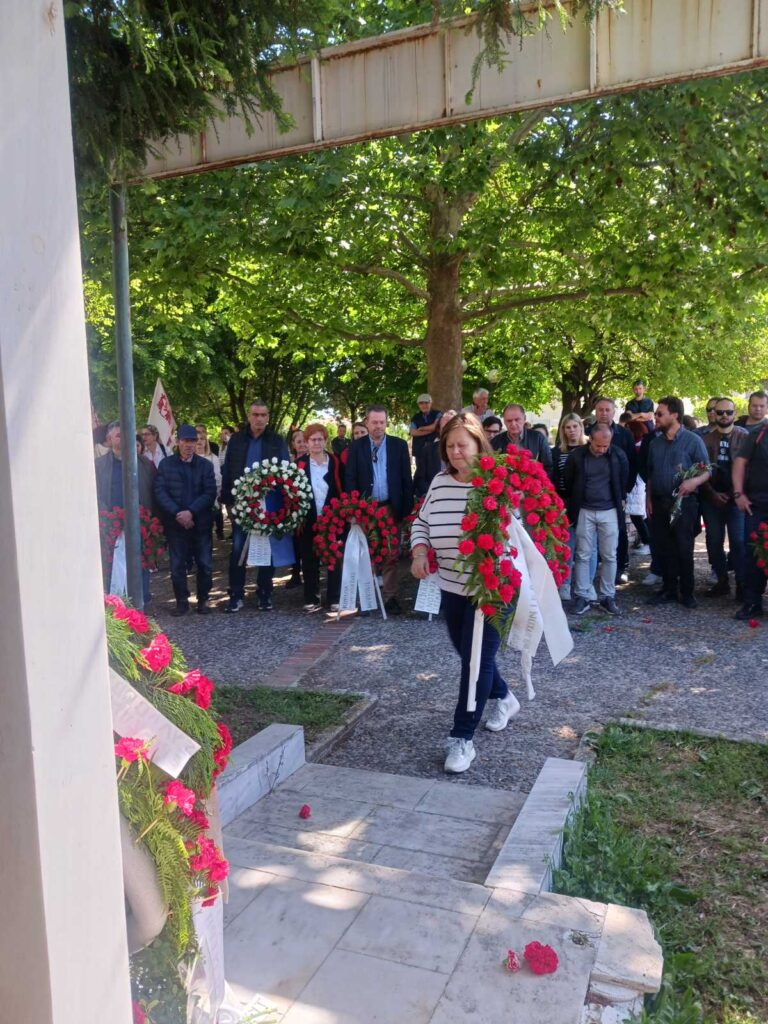 Πρωτομαγιάτικη συγκέντρωση και κατάθεση στεφάνων στο Εργατικό Κέντρο Τρικάλων – Φωτογραφικά στιγμιότυπα από την πορεία, τους ομιλητές και το μνημείο του Εργάτη