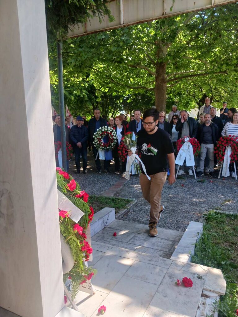 Πρωτομαγιάτικη συγκέντρωση και κατάθεση στεφάνων στο Εργατικό Κέντρο Τρικάλων – Φωτογραφικά στιγμιότυπα από την πορεία, τους ομιλητές και το μνημείο του Εργάτη