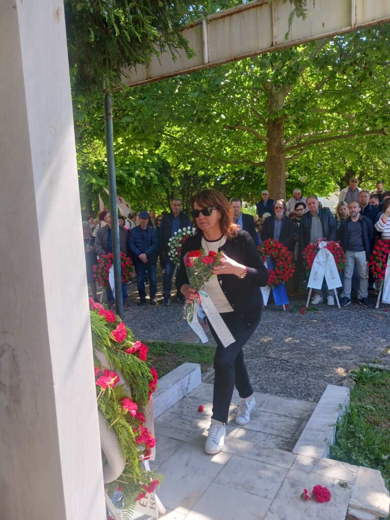 Πρωτομαγιάτικη συγκέντρωση και κατάθεση στεφάνων στο Εργατικό Κέντρο Τρικάλων – Φωτογραφικά στιγμιότυπα από την πορεία, τους ομιλητές και το μνημείο του Εργάτη