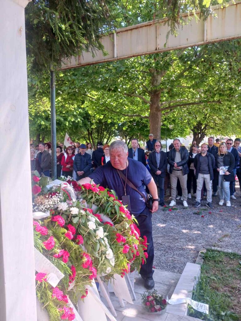 Πρωτομαγιάτικη συγκέντρωση και κατάθεση στεφάνων στο Εργατικό Κέντρο Τρικάλων – Φωτογραφικά στιγμιότυπα από την πορεία, τους ομιλητές και το μνημείο του Εργάτη