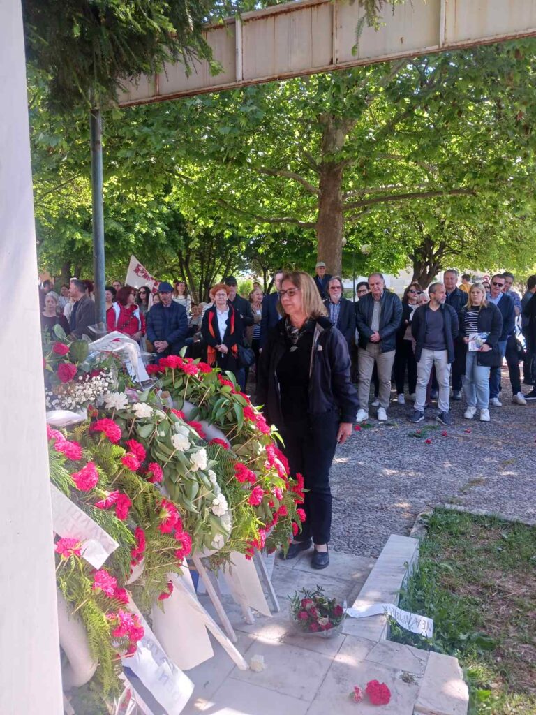 Πρωτομαγιάτικη συγκέντρωση και κατάθεση στεφάνων στο Εργατικό Κέντρο Τρικάλων – Φωτογραφικά στιγμιότυπα από την πορεία, τους ομιλητές και το μνημείο του Εργάτη