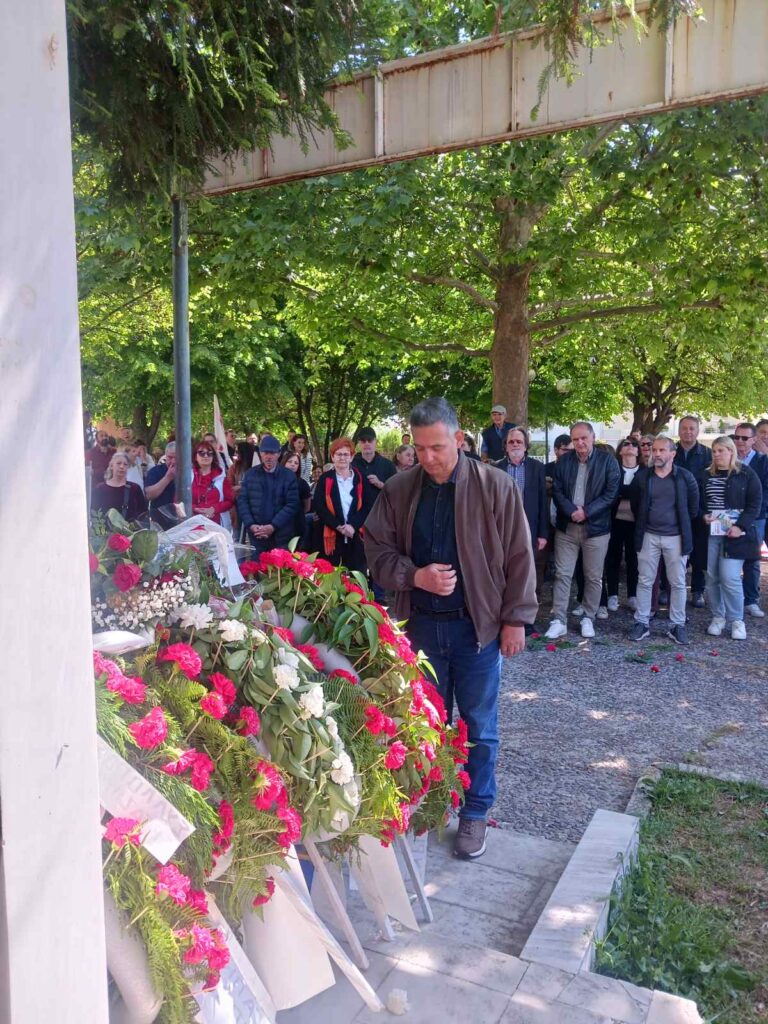 Πρωτομαγιάτικη συγκέντρωση και κατάθεση στεφάνων στο Εργατικό Κέντρο Τρικάλων – Φωτογραφικά στιγμιότυπα από την πορεία, τους ομιλητές και το μνημείο του Εργάτη