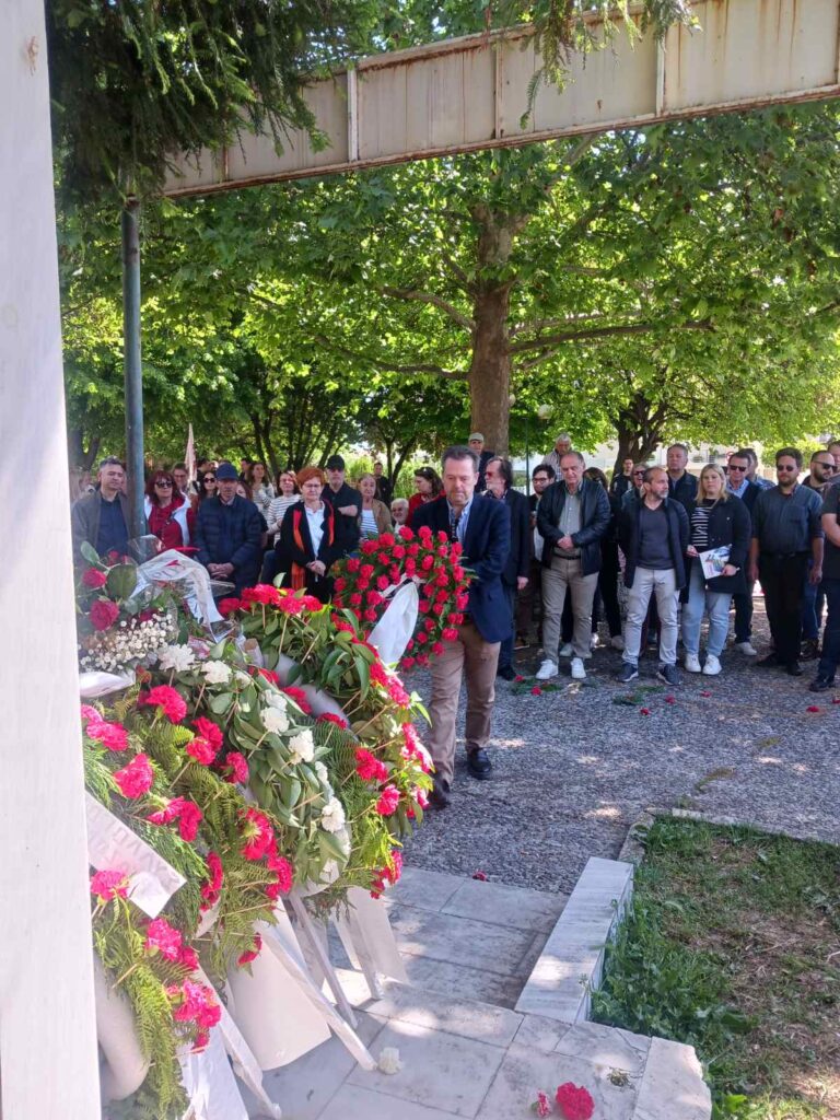Πρωτομαγιάτικη συγκέντρωση και κατάθεση στεφάνων στο Εργατικό Κέντρο Τρικάλων – Φωτογραφικά στιγμιότυπα από την πορεία, τους ομιλητές και το μνημείο του Εργάτη