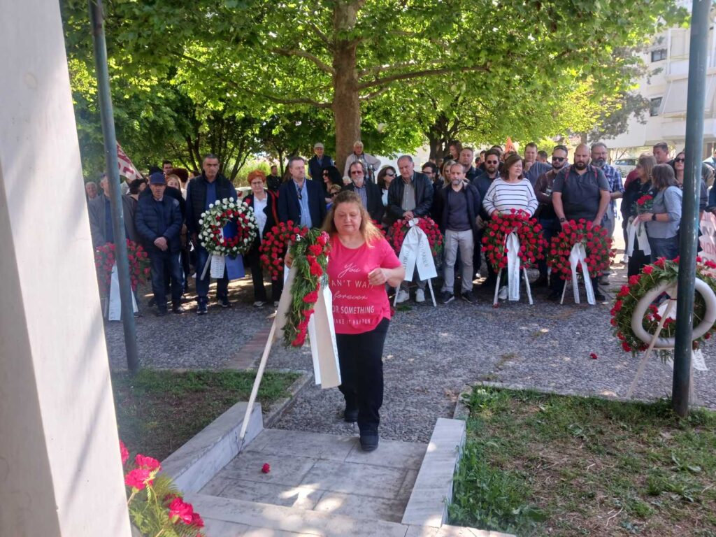 Πρωτομαγιάτικη συγκέντρωση και κατάθεση στεφάνων στο Εργατικό Κέντρο Τρικάλων – Φωτογραφικά στιγμιότυπα από την πορεία, τους ομιλητές και το μνημείο του Εργάτη