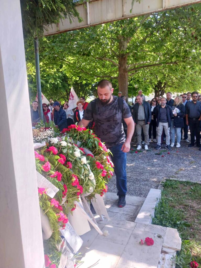 Πρωτομαγιάτικη συγκέντρωση και κατάθεση στεφάνων στο Εργατικό Κέντρο Τρικάλων – Φωτογραφικά στιγμιότυπα από την πορεία, τους ομιλητές και το μνημείο του Εργάτη