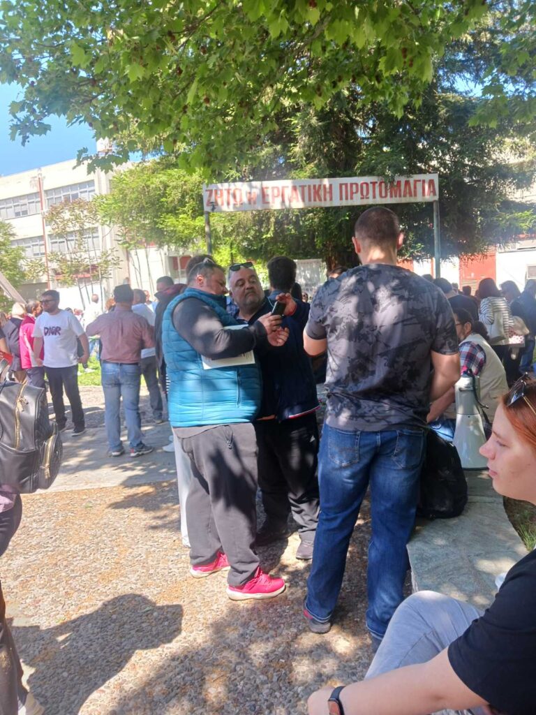 Πρωτομαγιάτικη συγκέντρωση και κατάθεση στεφάνων στο Εργατικό Κέντρο Τρικάλων – Φωτογραφικά στιγμιότυπα από την πορεία, τους ομιλητές και το μνημείο του Εργάτη