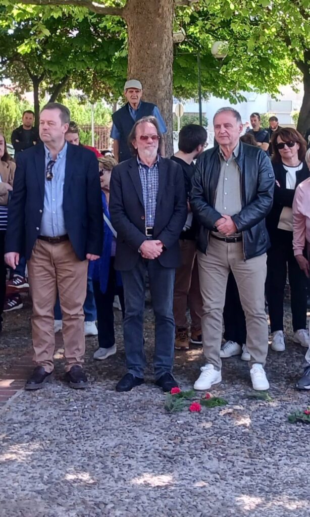 Πρωτομαγιάτικη συγκέντρωση και κατάθεση στεφάνων στο Εργατικό Κέντρο Τρικάλων – Φωτογραφικά στιγμιότυπα από την πορεία, τους ομιλητές και το μνημείο του Εργάτη