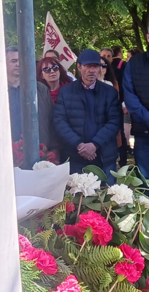 Πρωτομαγιάτικη συγκέντρωση και κατάθεση στεφάνων στο Εργατικό Κέντρο Τρικάλων – Φωτογραφικά στιγμιότυπα από την πορεία, τους ομιλητές και το μνημείο του Εργάτη