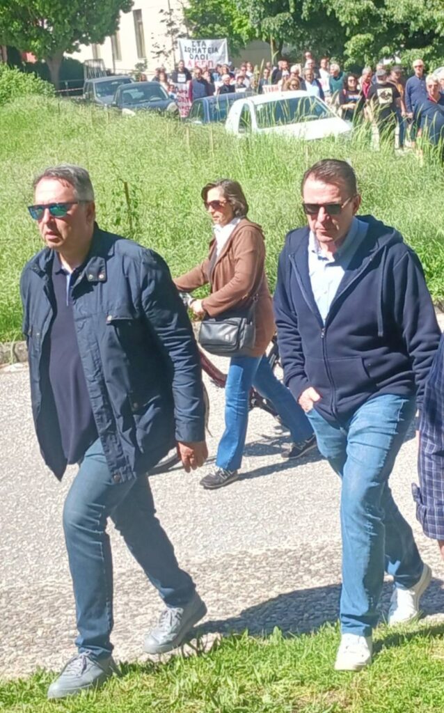 Πρωτομαγιάτικη συγκέντρωση και κατάθεση στεφάνων στο Εργατικό Κέντρο Τρικάλων – Φωτογραφικά στιγμιότυπα από την πορεία, τους ομιλητές και το μνημείο του Εργάτη