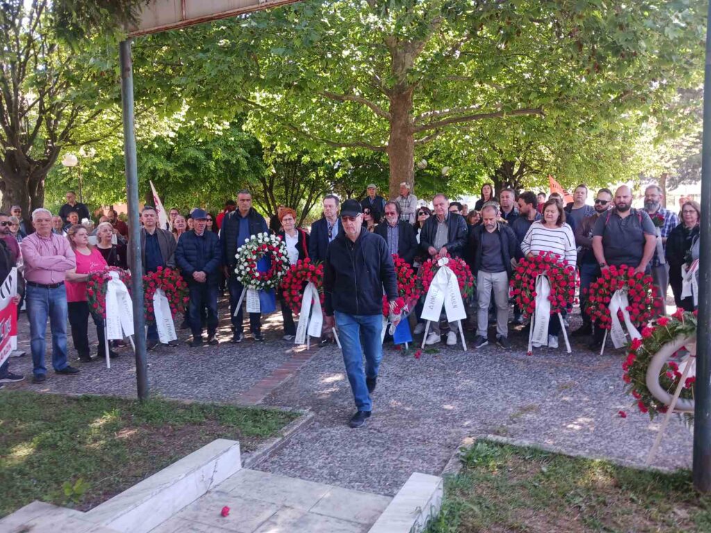 Πρωτομαγιάτικη συγκέντρωση και κατάθεση στεφάνων στο Εργατικό Κέντρο Τρικάλων – Φωτογραφικά στιγμιότυπα από την πορεία, τους ομιλητές και το μνημείο του Εργάτη