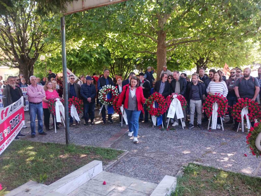 Πρωτομαγιάτικη συγκέντρωση και κατάθεση στεφάνων στο Εργατικό Κέντρο Τρικάλων – Φωτογραφικά στιγμιότυπα από την πορεία, τους ομιλητές και το μνημείο του Εργάτη