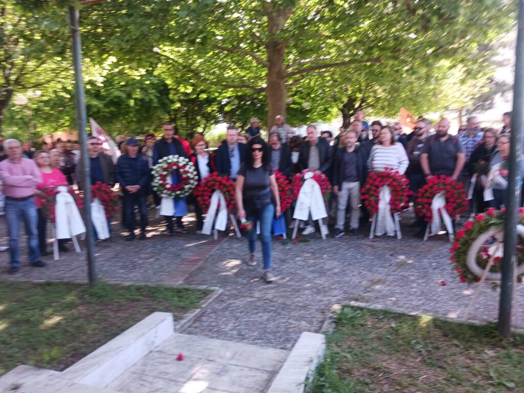 Πρωτομαγιάτικη συγκέντρωση και κατάθεση στεφάνων στο Εργατικό Κέντρο Τρικάλων – Φωτογραφικά στιγμιότυπα από την πορεία, τους ομιλητές και το μνημείο του Εργάτη