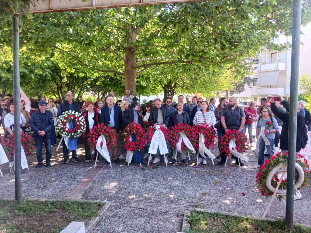 Πρωτομαγιάτικη συγκέντρωση και κατάθεση στεφάνων στο Εργατικό Κέντρο Τρικάλων – Φωτογραφικά στιγμιότυπα από την πορεία, τους ομιλητές και το μνημείο του Εργάτη