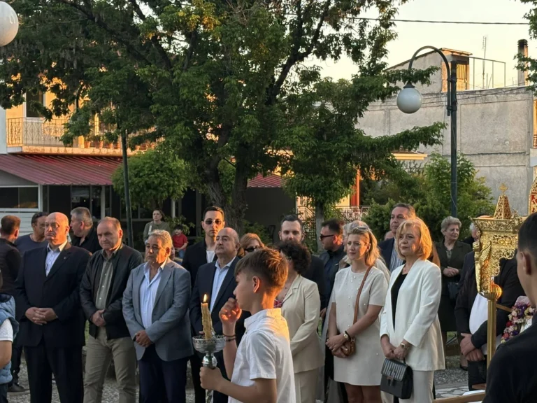 Ο Δήμαρχος Τρικκαίων Νίκος Σακκάς και μέλη της δημοτικής αρχής στον πανηγυρικό εσπερινό στο Μεγαλοχώρι, μπροστά από την εικόνα του Αγίου Αθανασίου