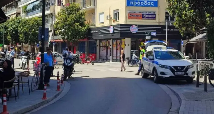 Το περιπολικό της Τροχαίας Τρικάλων σταθμευμένο πάνω σε διάβαση και πεζοδρόμιο, στην είσοδο του πεζόδρομου Ασκληπιού, κατά τη διάρκεια ελέγχου στο κέντρο της πόλης.