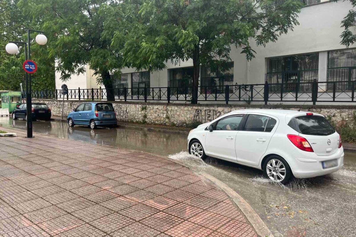 Σε εξέλιξη η κακοκαιρία στα Τρίκαλα – Βροχές, φρεάτια και εργοτάξια ταλαιπωρούν την πόλη