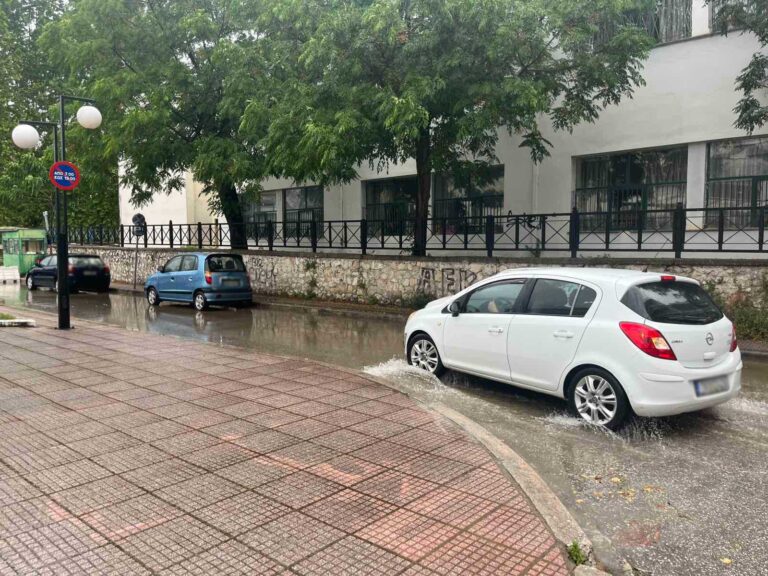 Οχημα κινείται σε πλημμυρισμένο δρόμο στο κέντρο των Τρικάλων κατά τη διάρκεια έντονης βροχόπτωσης – χαρακτηριστική εικόνα από την κακοκαιρία της 25ης Μαΐου 2025