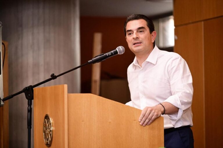 Ο Κώστας Σκρέκας μιλά στην εκδήλωση της ΝΔ στο Δημαρχείο Θεσσαλονίκης