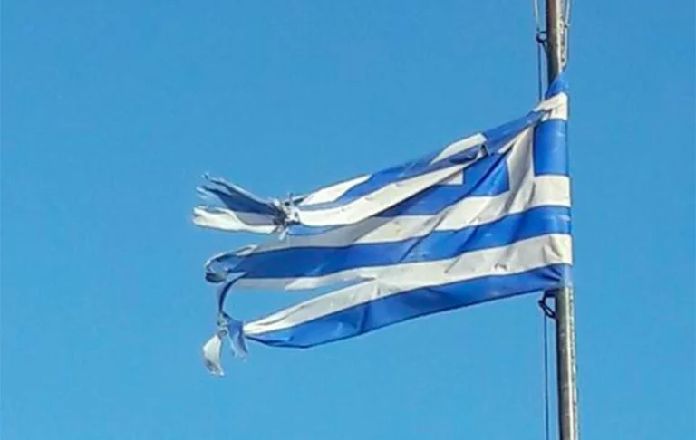 Σημαία-ντροπή στο Ρολόι Τρικάλων – Όταν η παρακμή γίνεται θέαμα