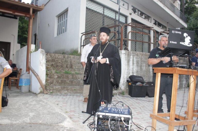 Παραδοσιακοί χοροί από το παιδικό χορευτικό Αγίου Γεωργίου Πιάλειας και τον Χορευτικό Όμιλο Τρικάλων στην πλατεία Πιάλειας