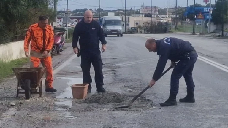 Πολίτης και αστυνομικοί ρίχνουν χώμα σε λακκούβες – όταν το κράτος απουσιάζει, η κοινωνία αυτοσχεδιάζει