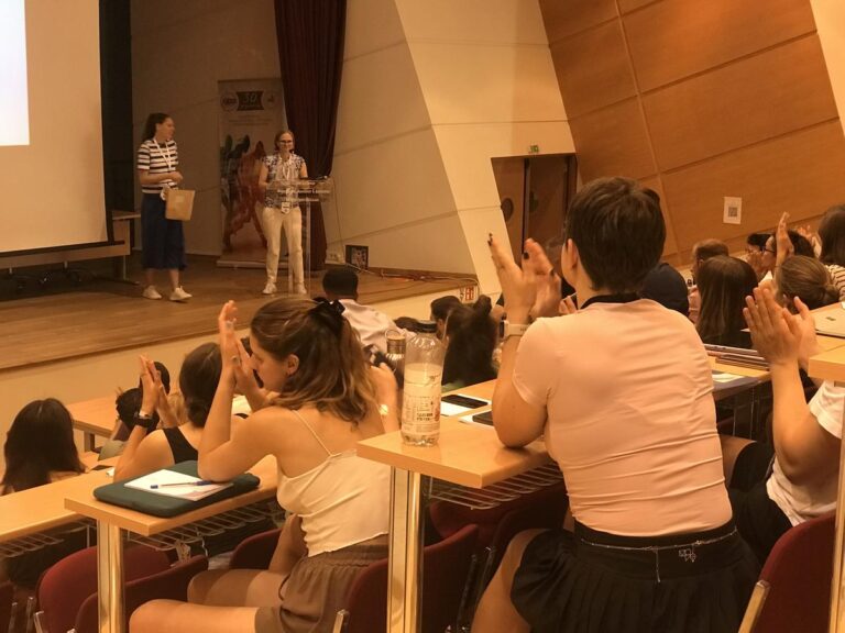 Ηγετικά μέλη του ENYSSP με καθηγητή του ΤΕΦΑΑ στο Συνέδριο Αθλητικής Ψυχολογίας 2025 στα Τρίκαλα