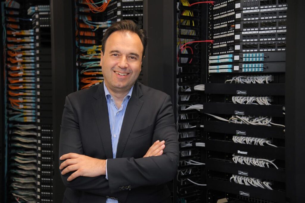 Δημήτρης Παπαστεργίου: «Θα αξιοποιήσουμε την Τεχνητή Νοημοσύνη για ένα Δημόσιο πιο έξυπνο, δίκαιο και ανθρώπινο»