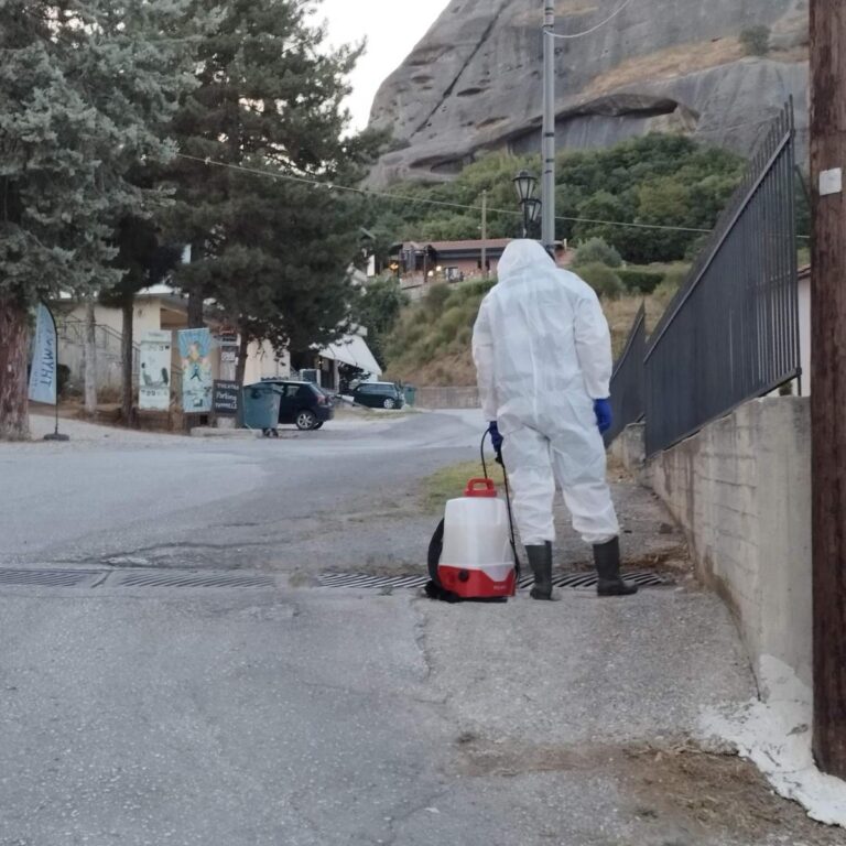 Κλειστή για απεντόμωση η παιδική χαρά στην πλατεία Δημουλά