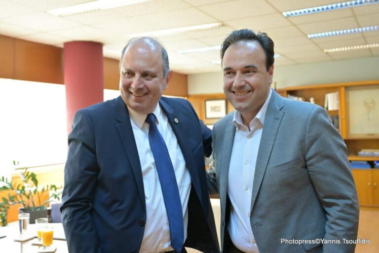 Ο Υπουργός Ψηφιακής Διακυβέρνησης Δημήτρης Παπαστεργίου και ο Πρύτανης του ΑΠΘ Κυριάκος Αναστασιάδης στη συνάντησή τους για τον ψηφιακό μετασχηματισμό.