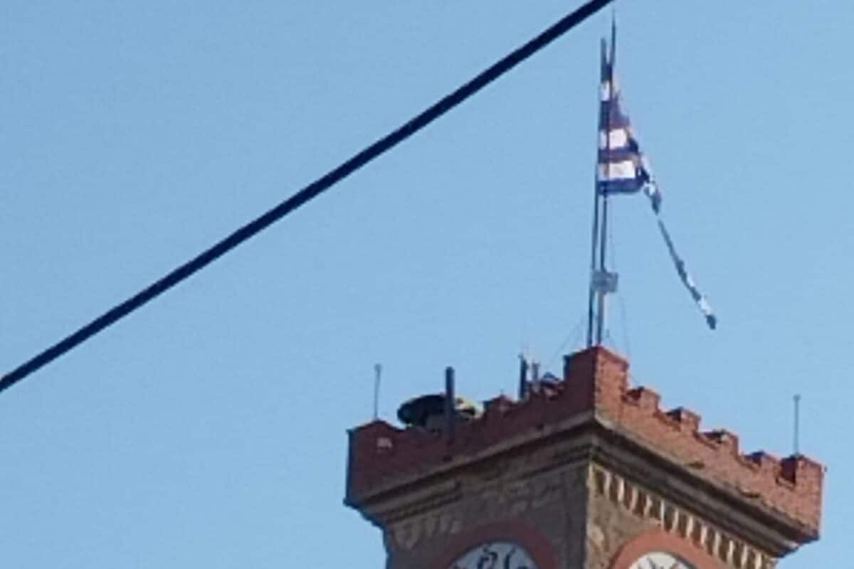 Σκισμένη ελληνική σημαία στον Πύργο του Ρολογιού Τρικάλων