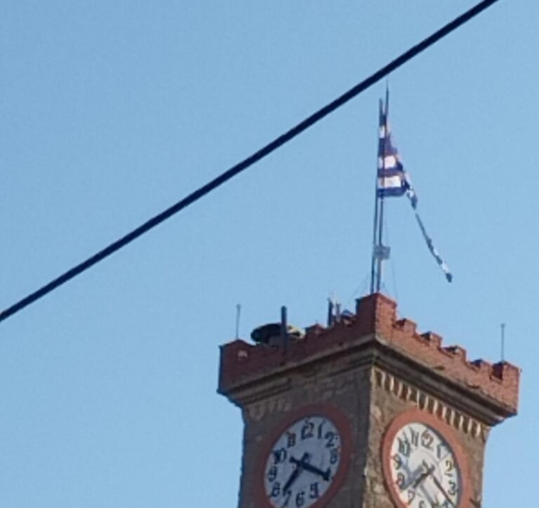 Σκισμένη ελληνική σημαία στον Πύργο του Ρολογιού Τρικάλων