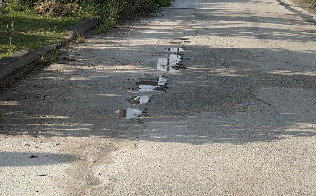 Κακοτεχνίες στο οδόστρωμα της οδού Δεινοχάρη στα Τρίκαλα